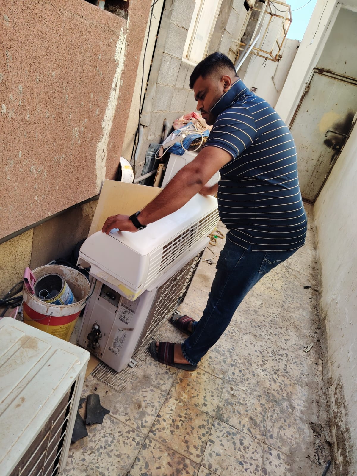 فني صيانة مكيفات بتبوك يقوم بفحص الكومبروسر والأمبير